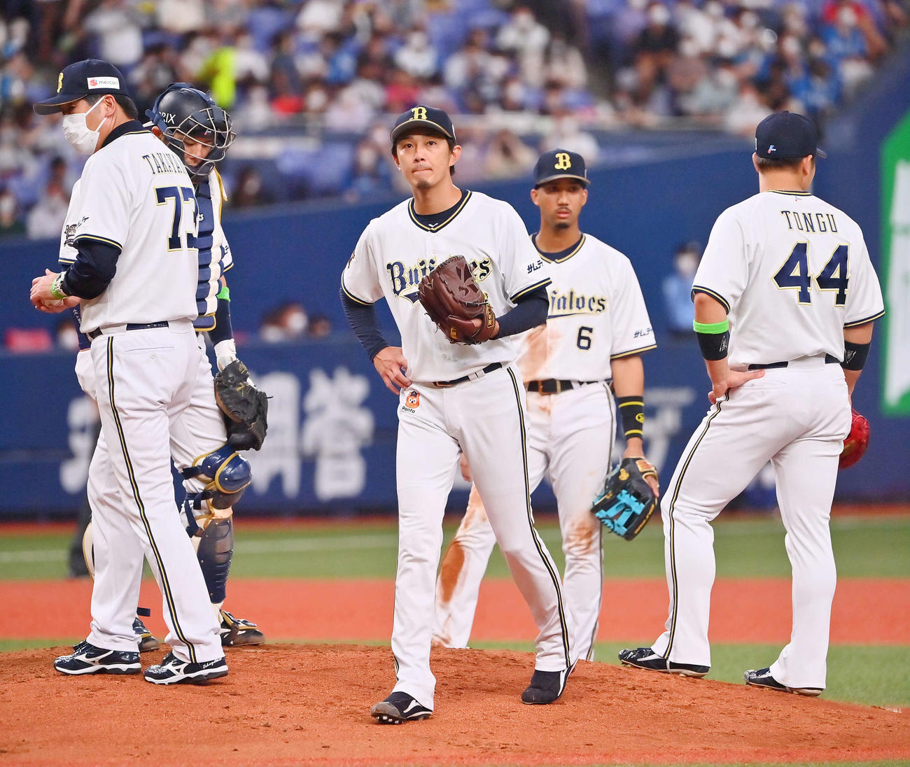 オリックス対日本ハム　5回途中で降板するオリックス増井（中央）（撮影・和賀正仁）