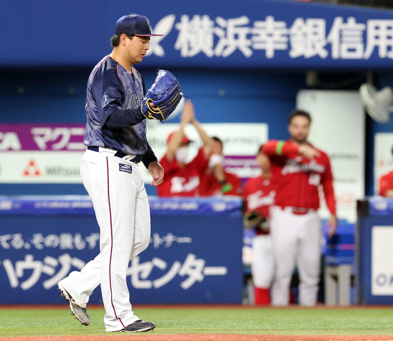 DeNA対広島　7回表広島無死一塁、会沢に同点適時二塁打で許し、うつむく浜口（撮影・浅見桂子）