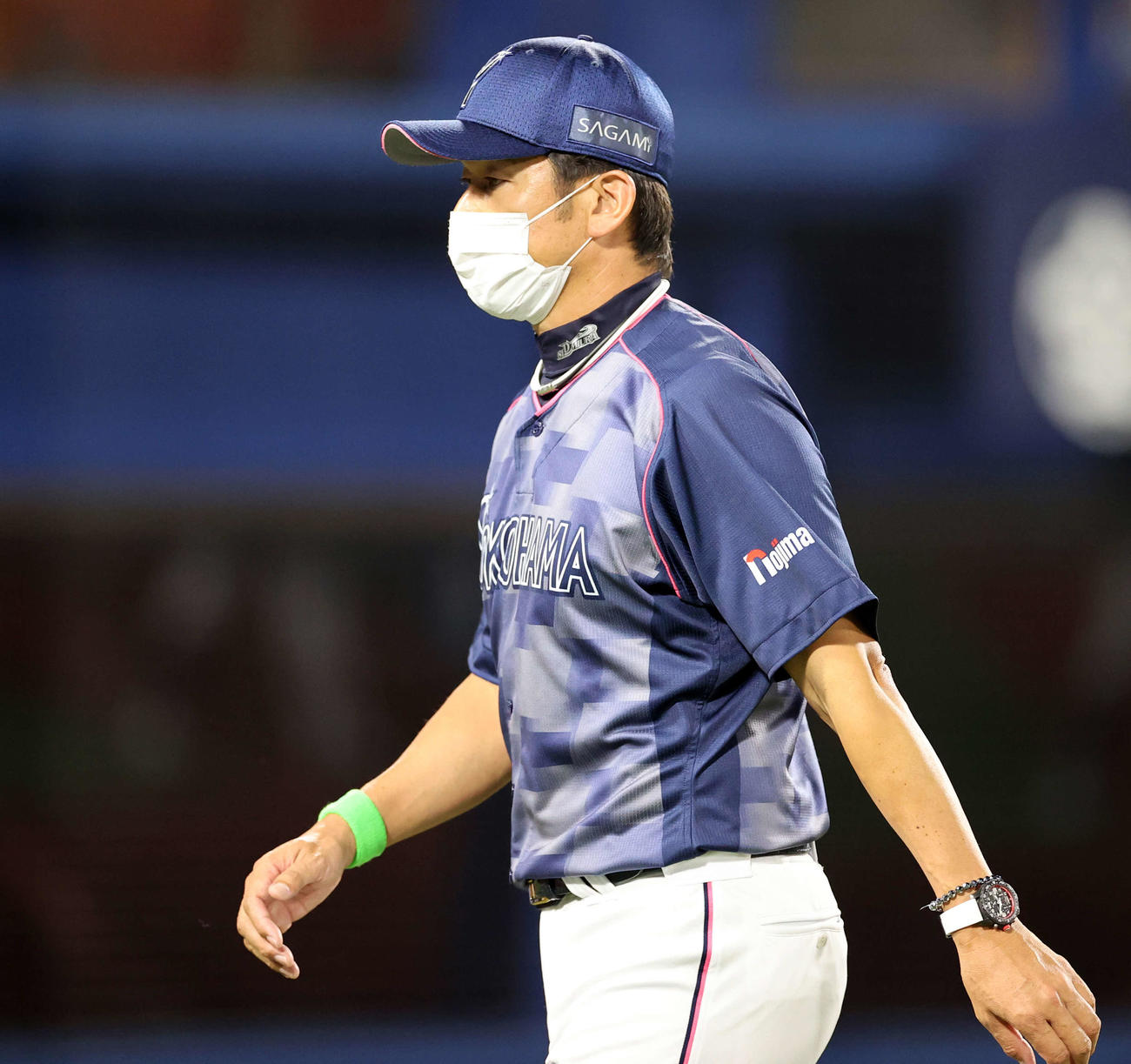 DeNA対広島　7回表広島無死一塁、会沢に同点適時二塁打で許し、投手交代を告げた三浦監督（撮影・浅見桂子）