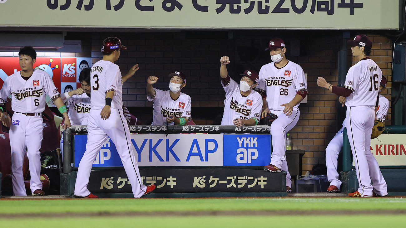 楽天対ソフトバンク　4回裏楽天1死一、二塁、鈴木大の適時二塁打で生還した浅村（3番）を出迎える涌井（右）らナイン（撮影・垰建太）