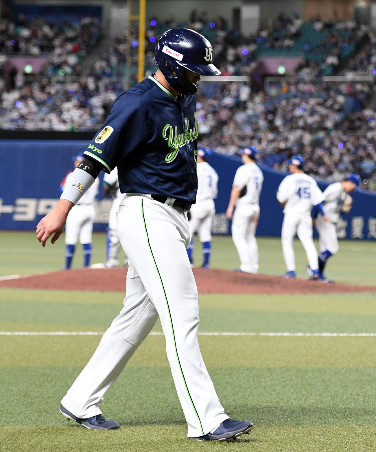 中日対ヤクルト　中日に敗れ引き揚げるヤクルト村上（撮影・横山健太）