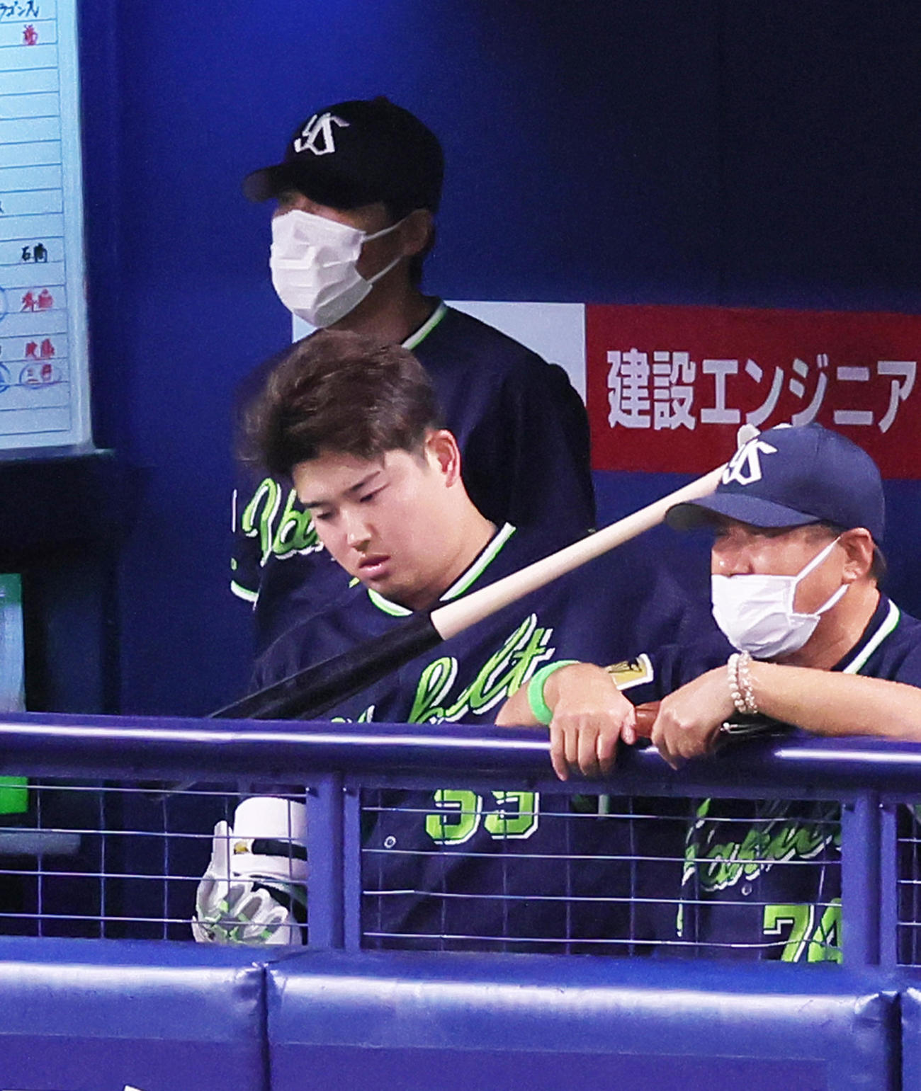 中日対ヤクルト7回表ヤクルト無死、村上（手前）は一ゴロに倒れがっくりとベンチに戻る。後方は高津監督（撮影・足立雅史）