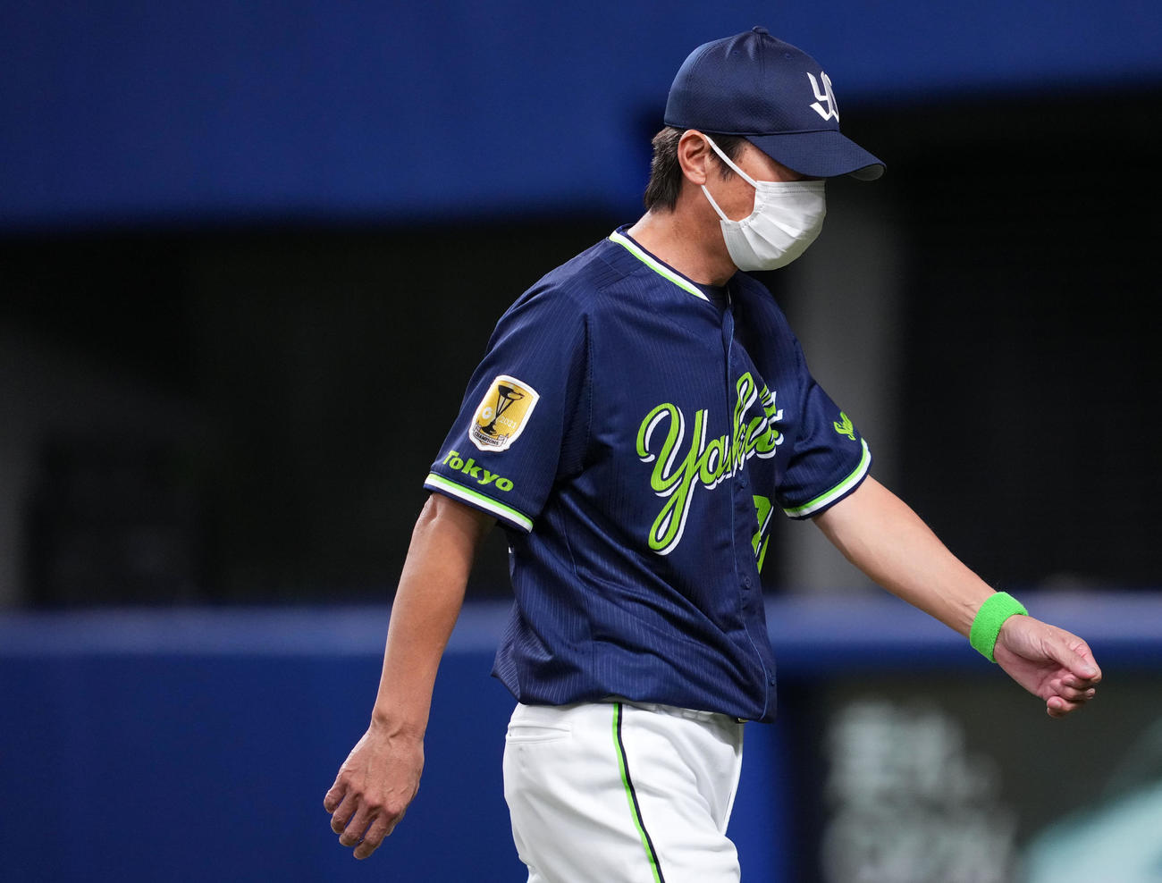 中日対ヤクルト　8回裏開始前、選手交代を告げベンチへ引き揚げるヤクルト高津監督（撮影・横山健太）