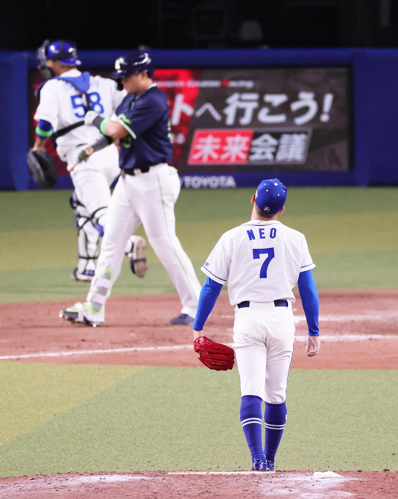 中日対ヤクルト9回表ヤクルト2死、村上（後方）に四球を許し首をかしげる根尾（撮影・足立雅史）