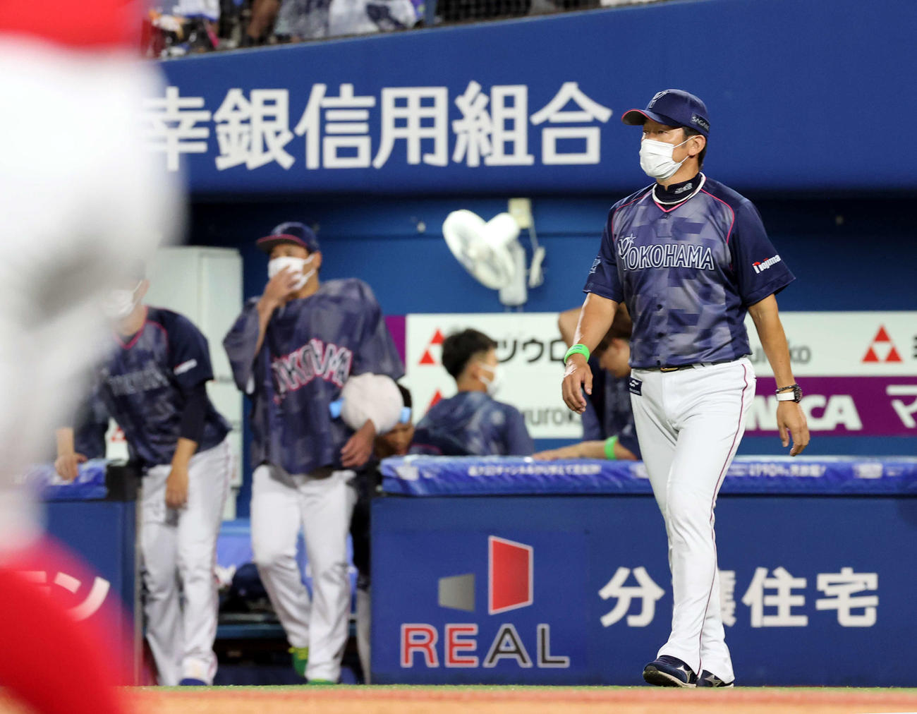 DeNA対広島　3－5で敗れ、あいさつにグラウンドに出るDeNA三浦監督（右）。左は浜口（撮影・浅見桂子）