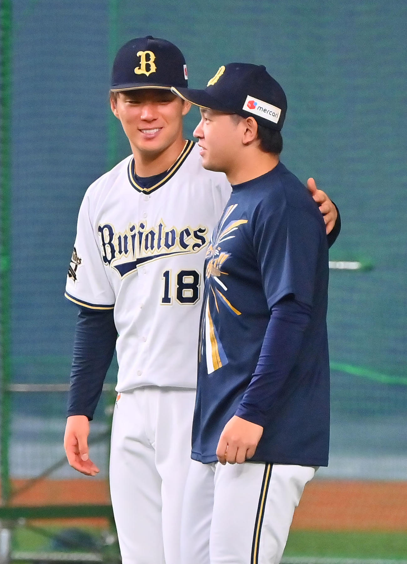 笑顔で練習に向かう山本（左）と宮城（撮影・和賀正仁）