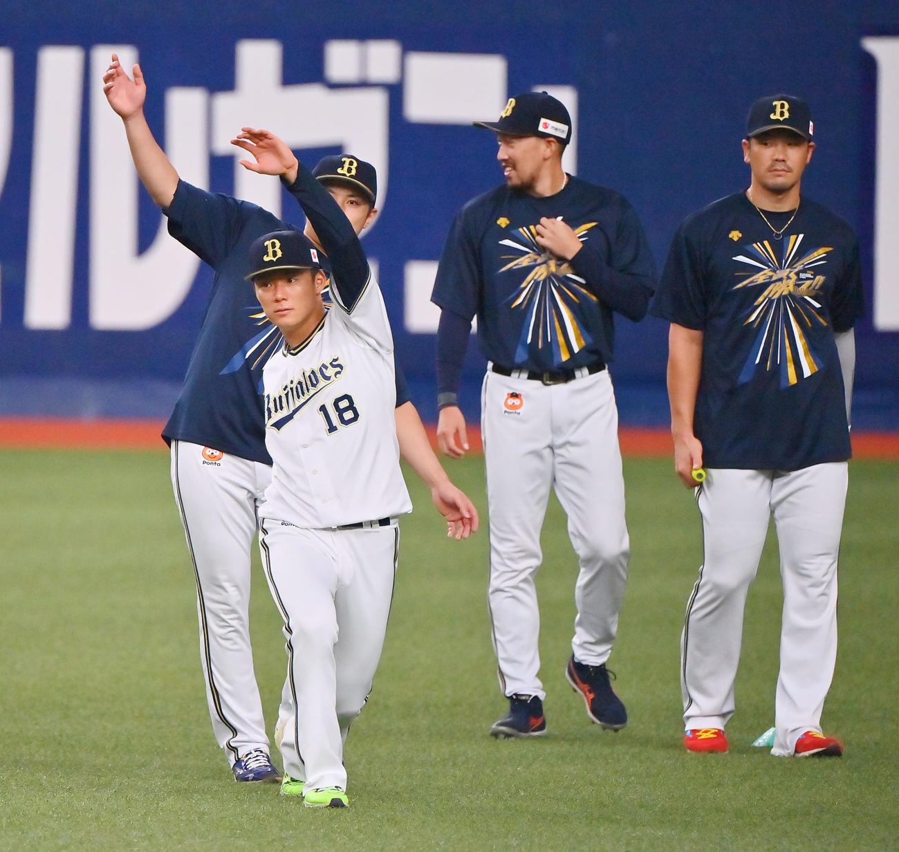 試合前のウオームアップを行う山本（撮影・和賀正仁）