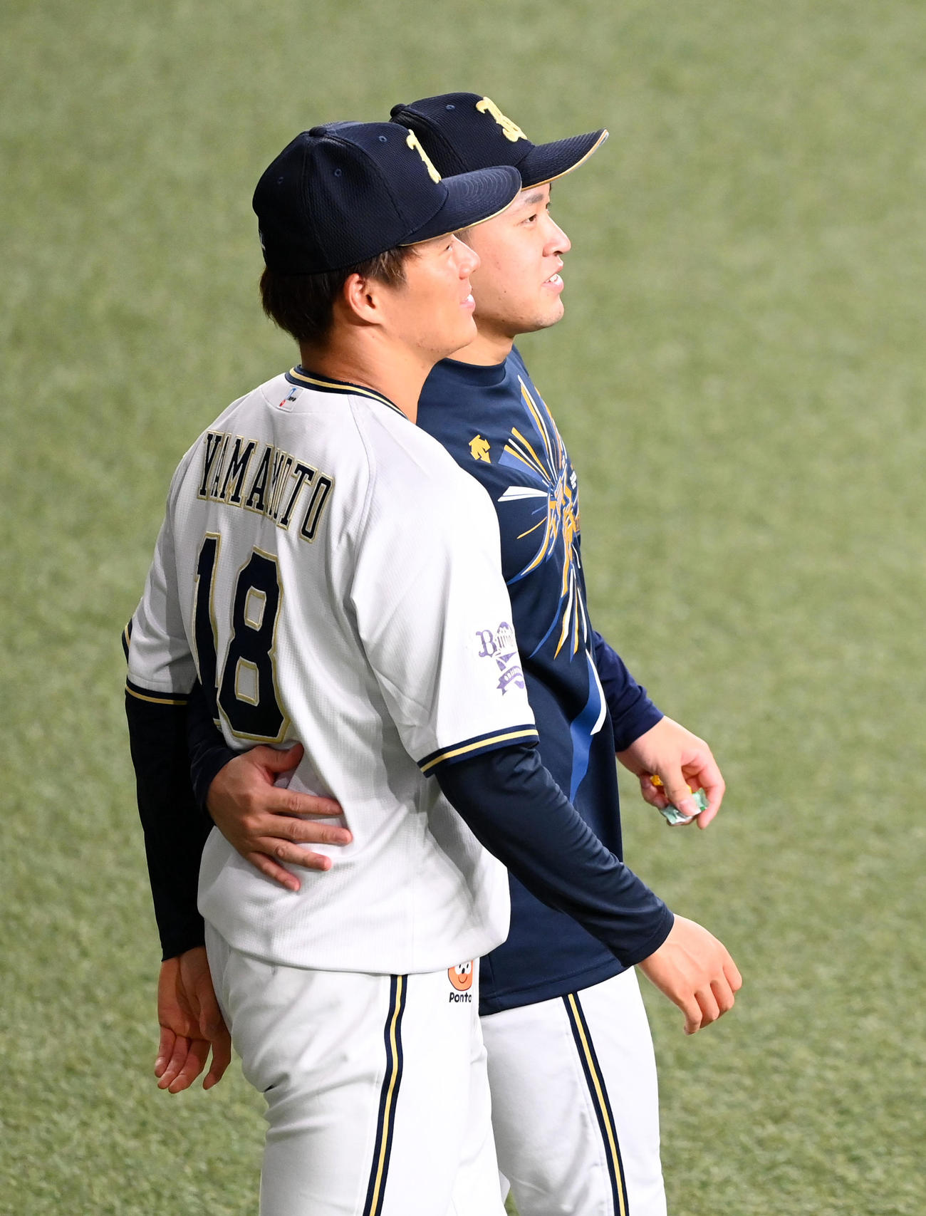 オリックス対日本ハム　とっても仲がいい山本（左）と宮城（撮影・前岡正明）