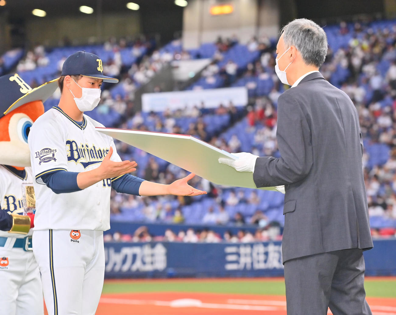 「オリックス・バファローズ激励シリーズ」で表彰される山本（撮影・和賀正仁）