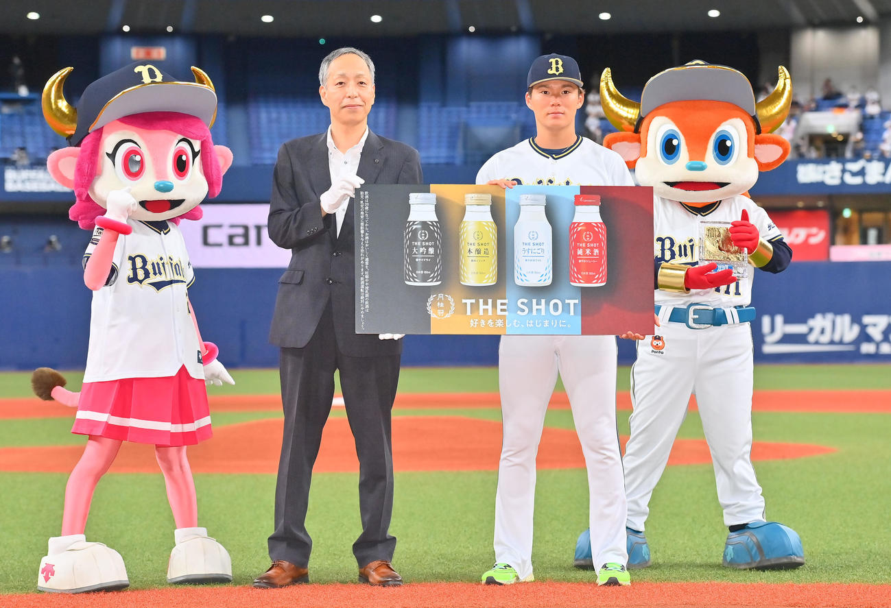 「オリックス・バファローズ激励シリーズ」で表彰される山本（撮影・和賀正仁）