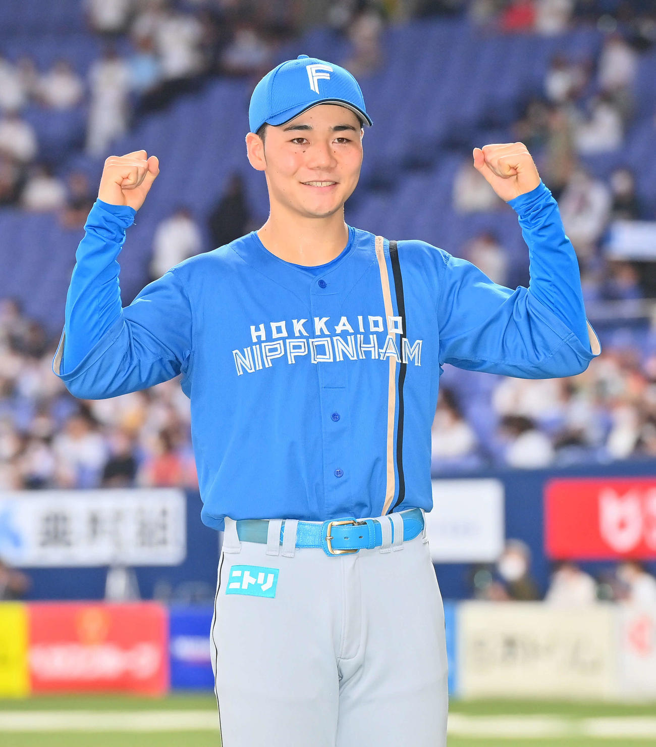 オリックス対日本ハム　ヒーローインタビューを終え、カメラに向かいガッツポーズする清宮（撮影・和賀正仁）