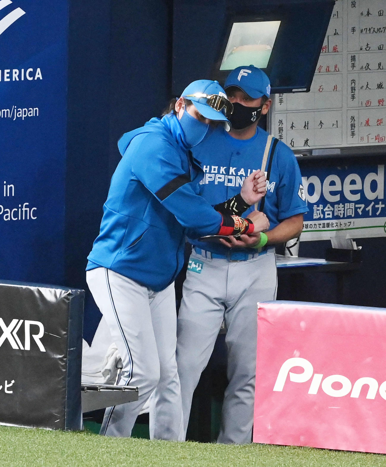 オリックス対日本ハム　5回、清宮の逆転本塁打を解説する新庄監督（撮影・前岡正明）