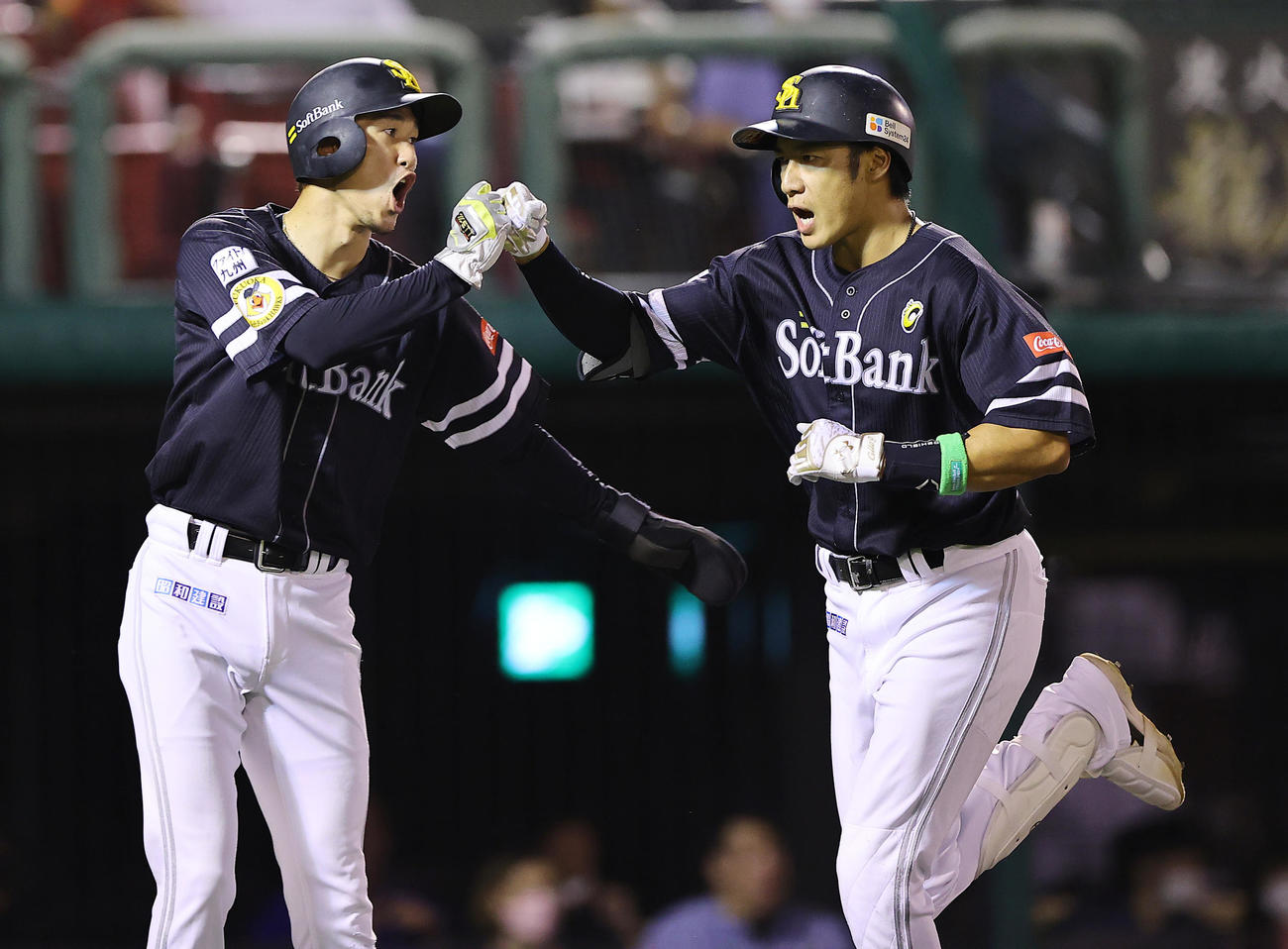 楽天対ソフトバンク　1回表ソフトバンク1死一、二塁、先制の3点本塁打を放った柳田（右）は三森とグータッチを交わす（撮影・垰建太）