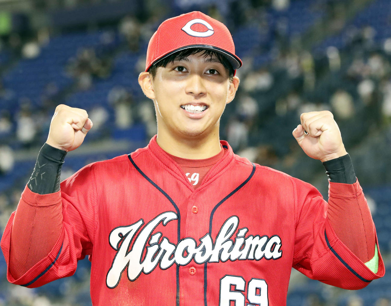 DeNA対広島　勝ち越し適時打を放った広島羽月は笑顔でガッツポーズ（撮影・浅見桂子）