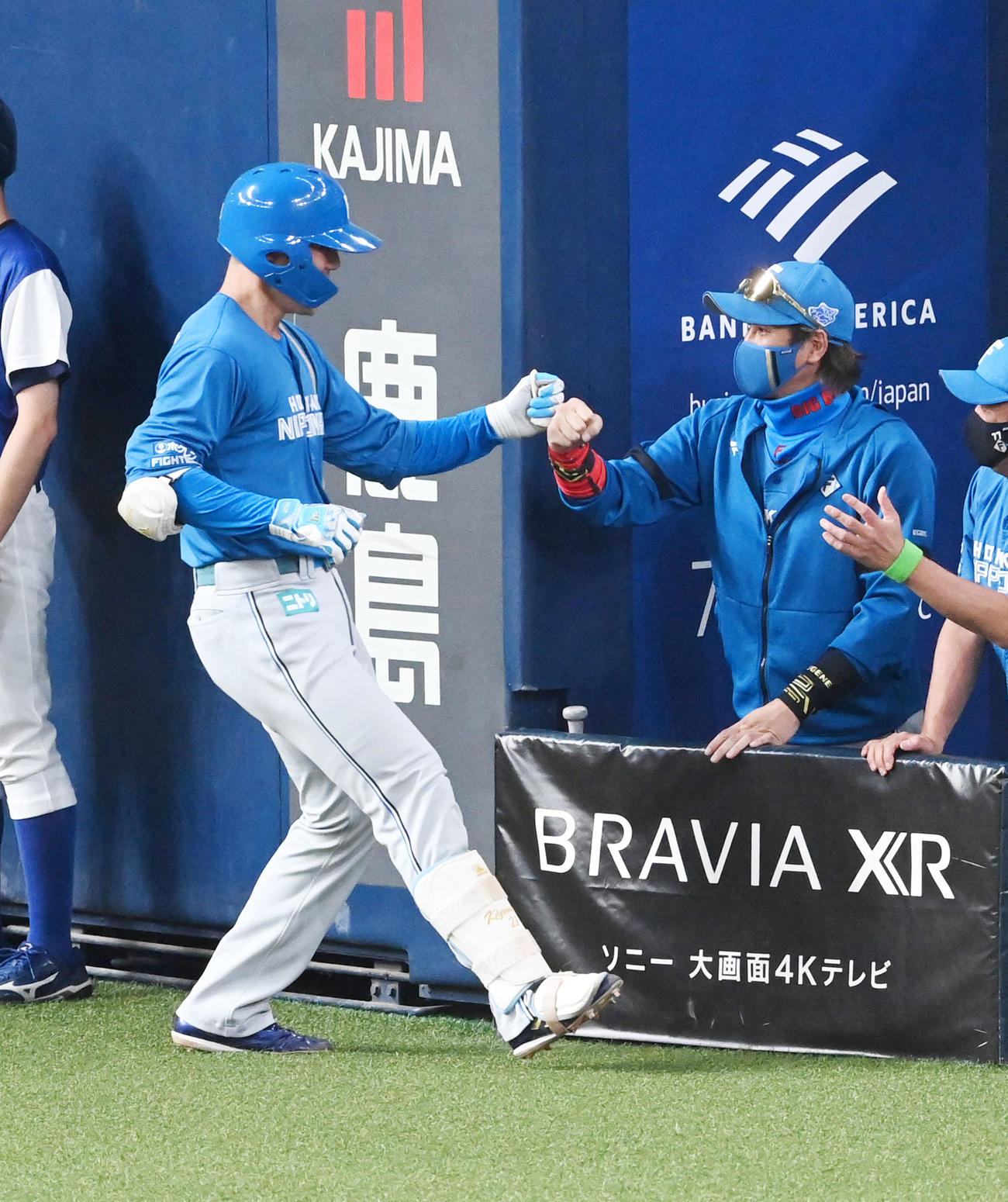 オリックス対日本ハム　5回表日本ハム2死一、二塁、右中間に3点本塁打を放った清宮（左）を迎える新庄監督（撮影・前岡正明）