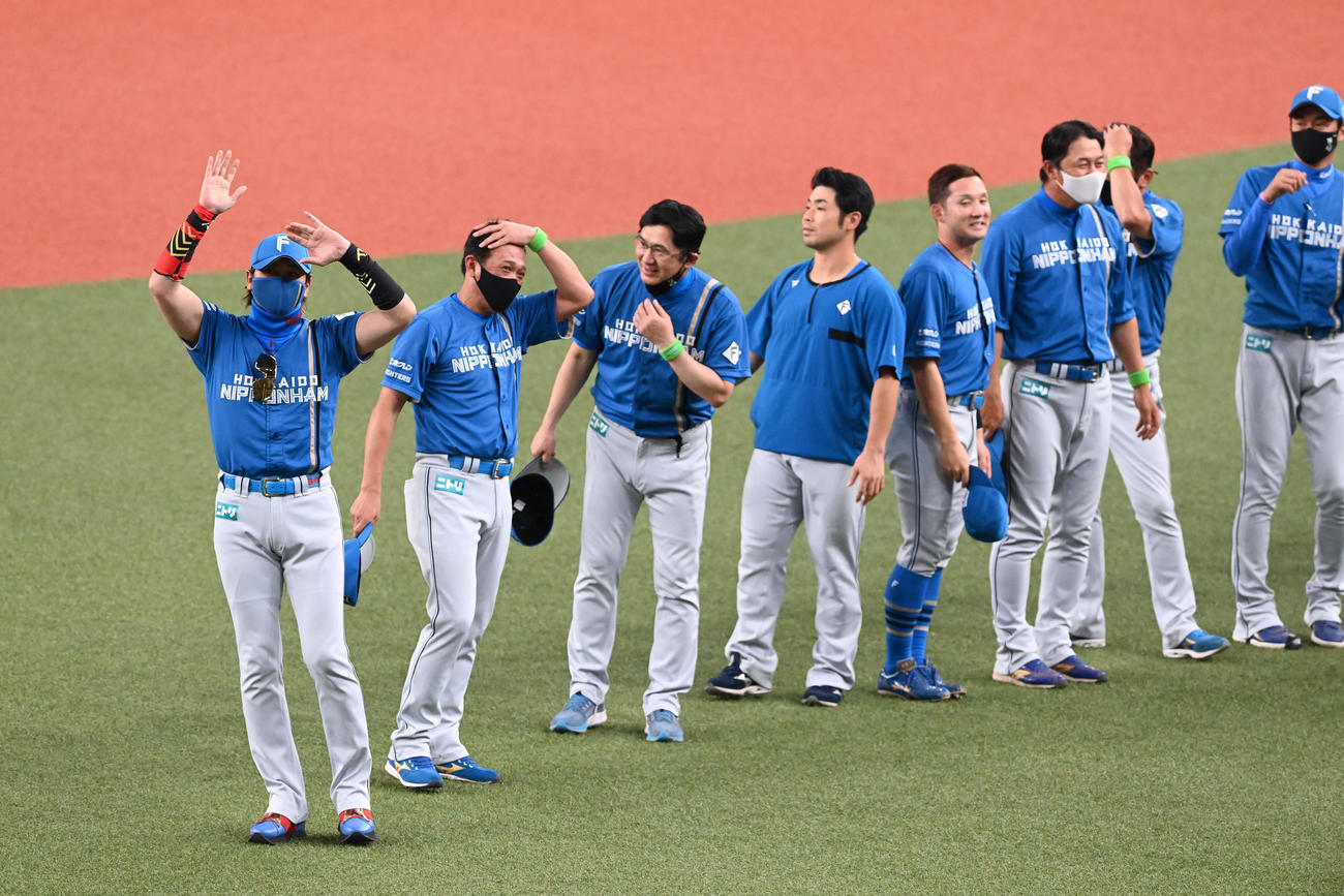 オリックス対日本ハム　京セラドーム大阪での今シーズン最終戦を終えファンにあいさつする新庄監督（左）ら日本ハムナイン（撮影・前岡正明）
