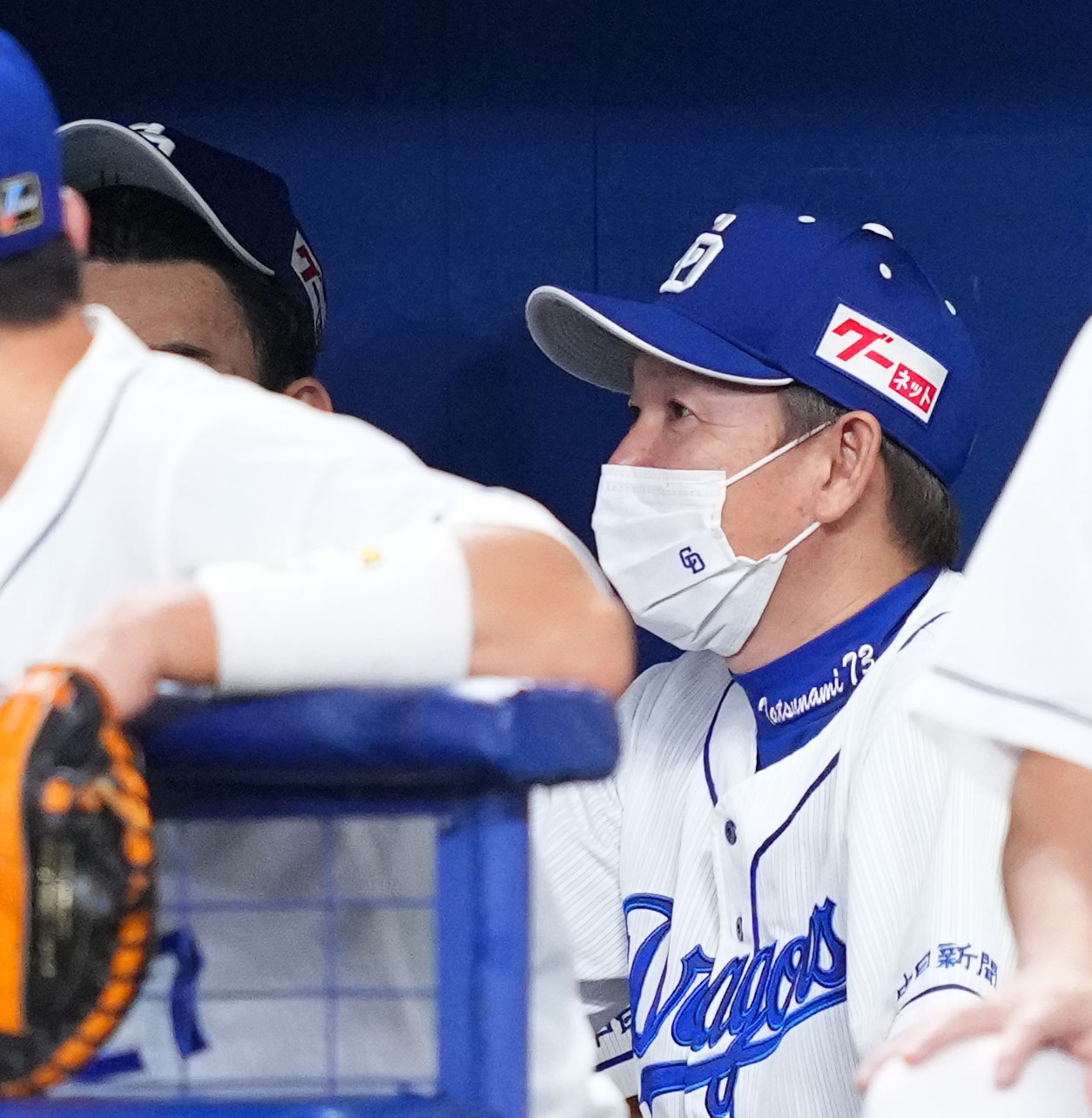 中日対ヤクルト　7回表終了時、中日小笠原（左）に声をかける立浪監督（撮影・横山健太）