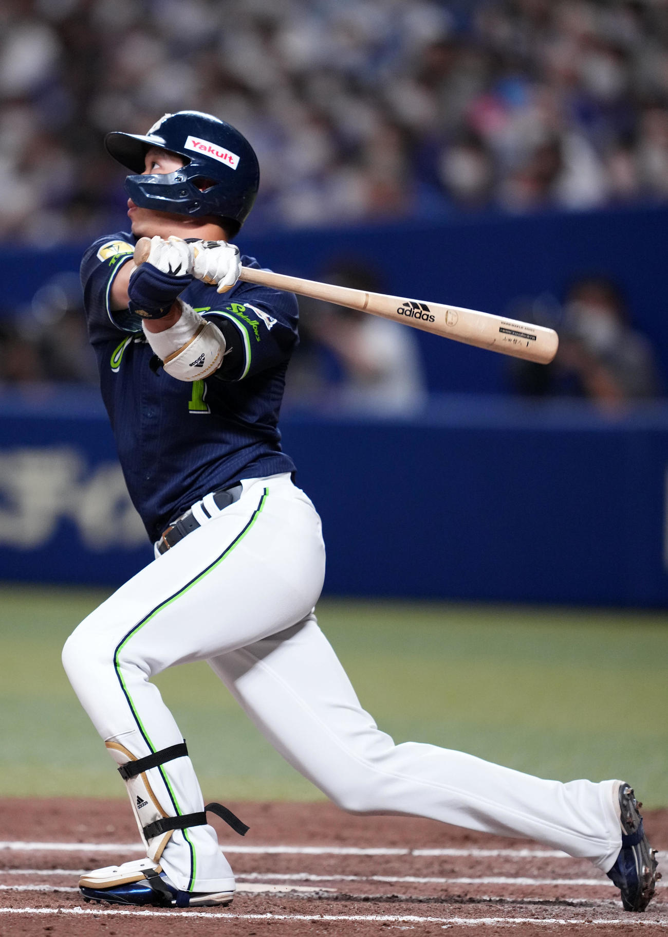 中日対ヤクルト　8回表ヤクルト1死、左中間へ二塁打を放つ山田（撮影・横山健太）