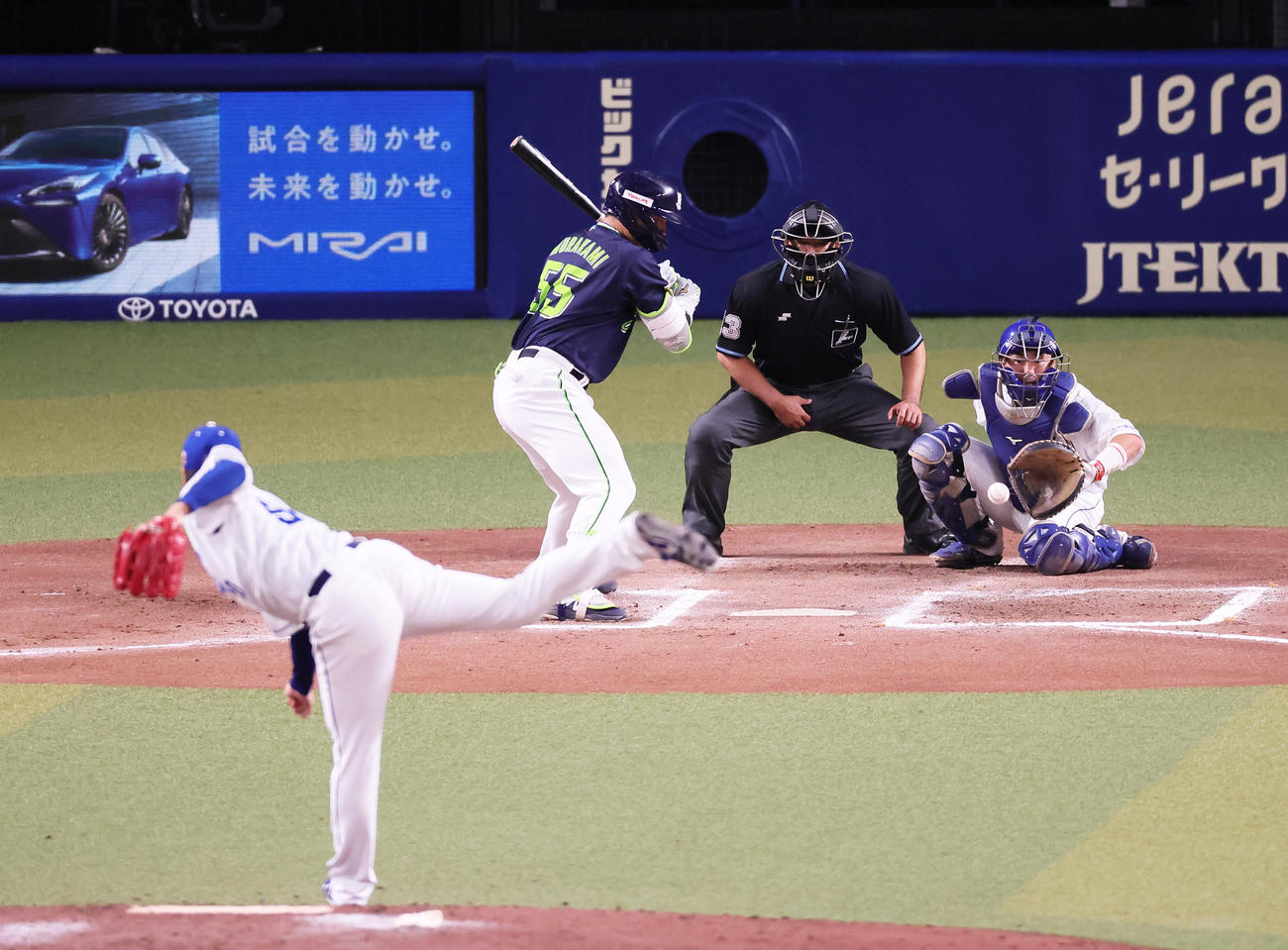 中日対ヤクルト10回表ヤクルト2死二塁、村上は四球で出塁する。投手清水（撮影・足立雅史）