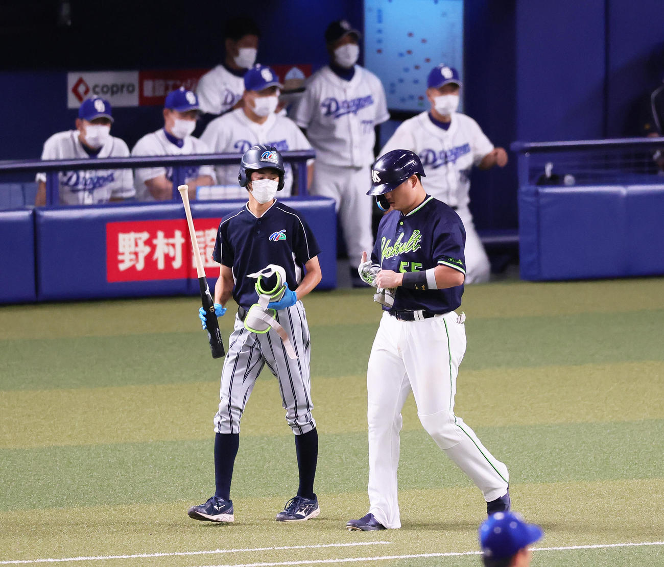 中日対ヤクルト10回表ヤクルト2死二塁、村上は四球で出塁する（撮影・足立雅史）