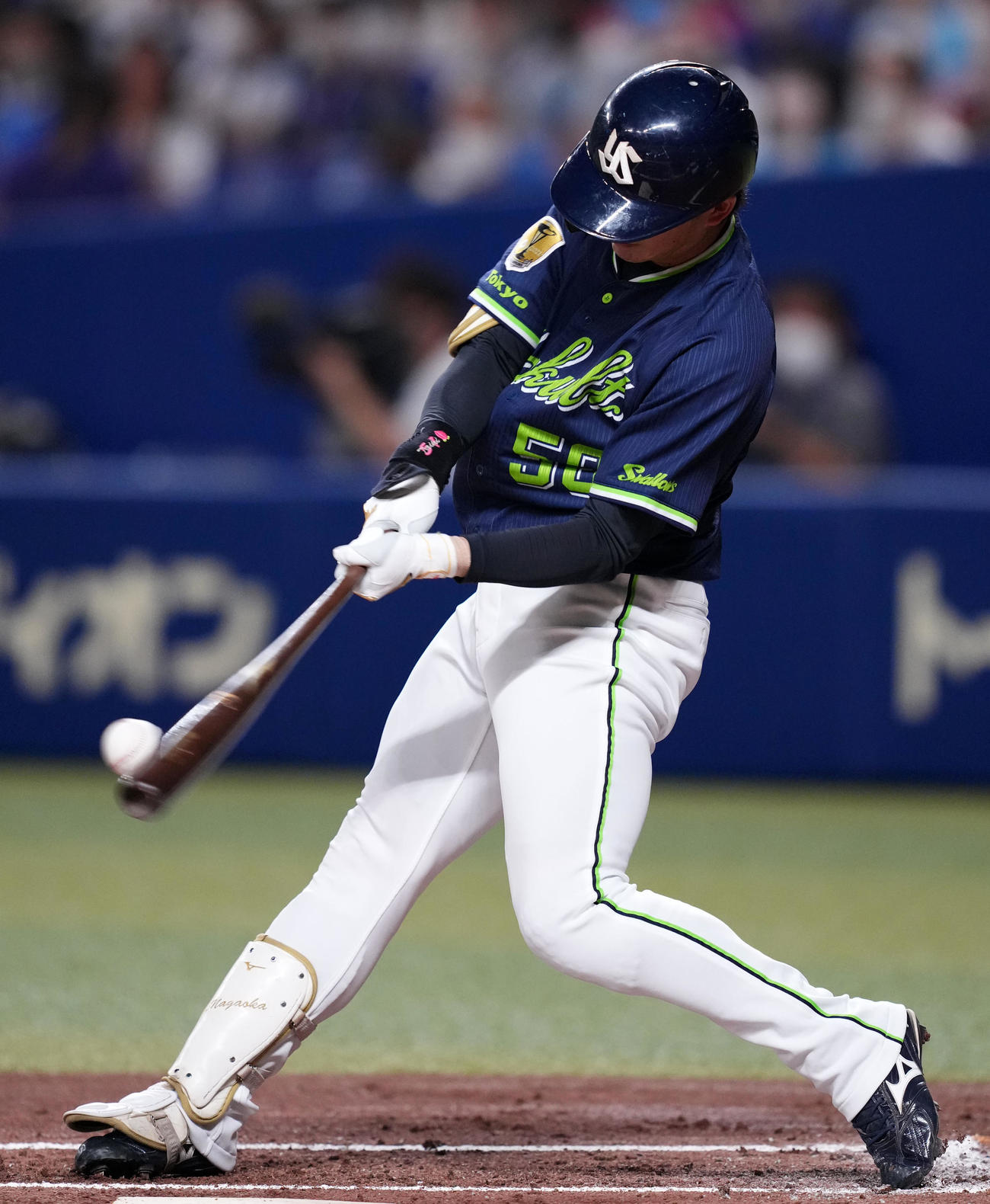 中日対ヤクルト　2回表ヤクルト2死一塁、右前打を放つ長岡（撮影・横山健太）
