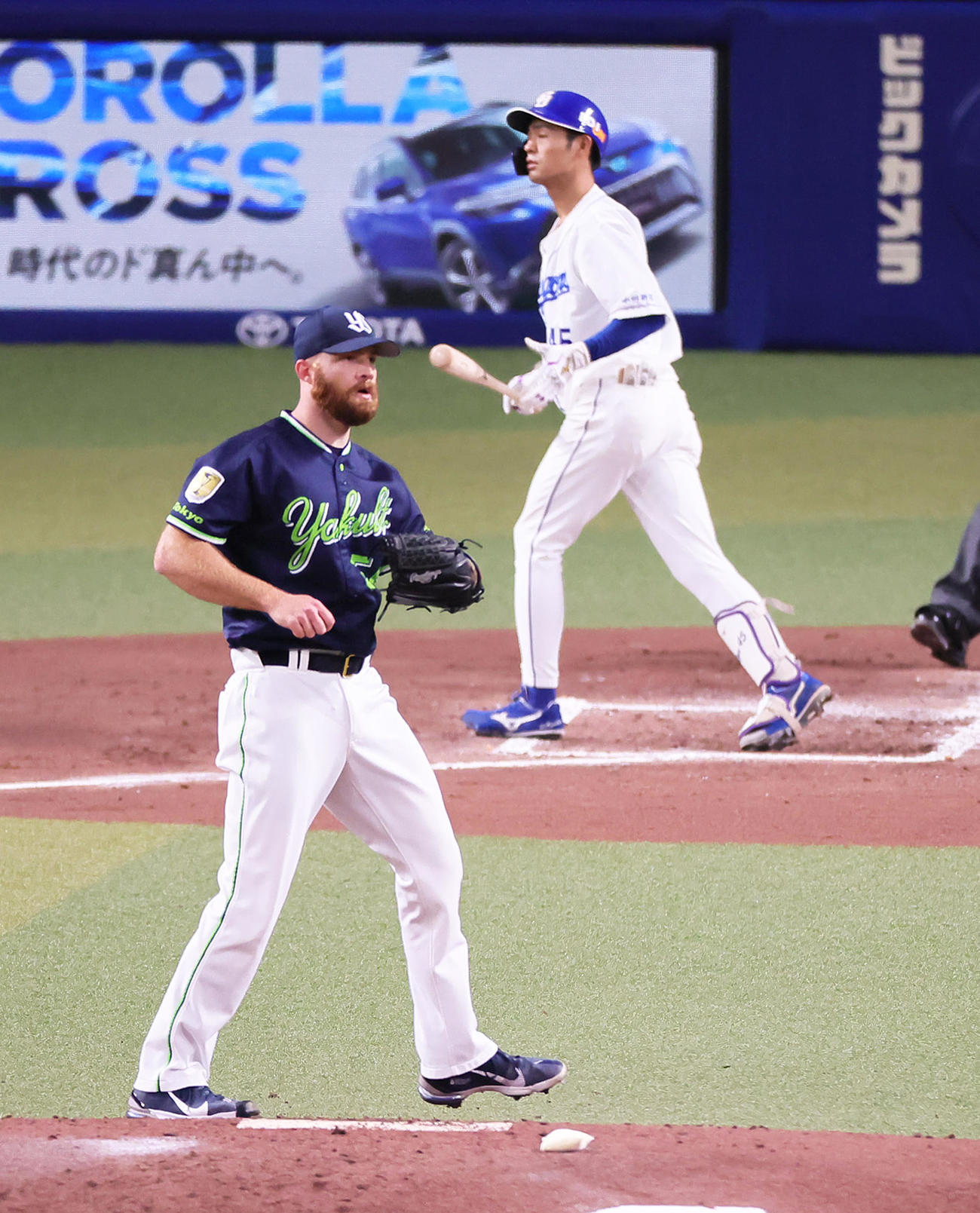 中日対ヤクルト2回裏中日2死、土田（後方）を空振り三振に仕留めたサイスニード（撮影・足立雅史）