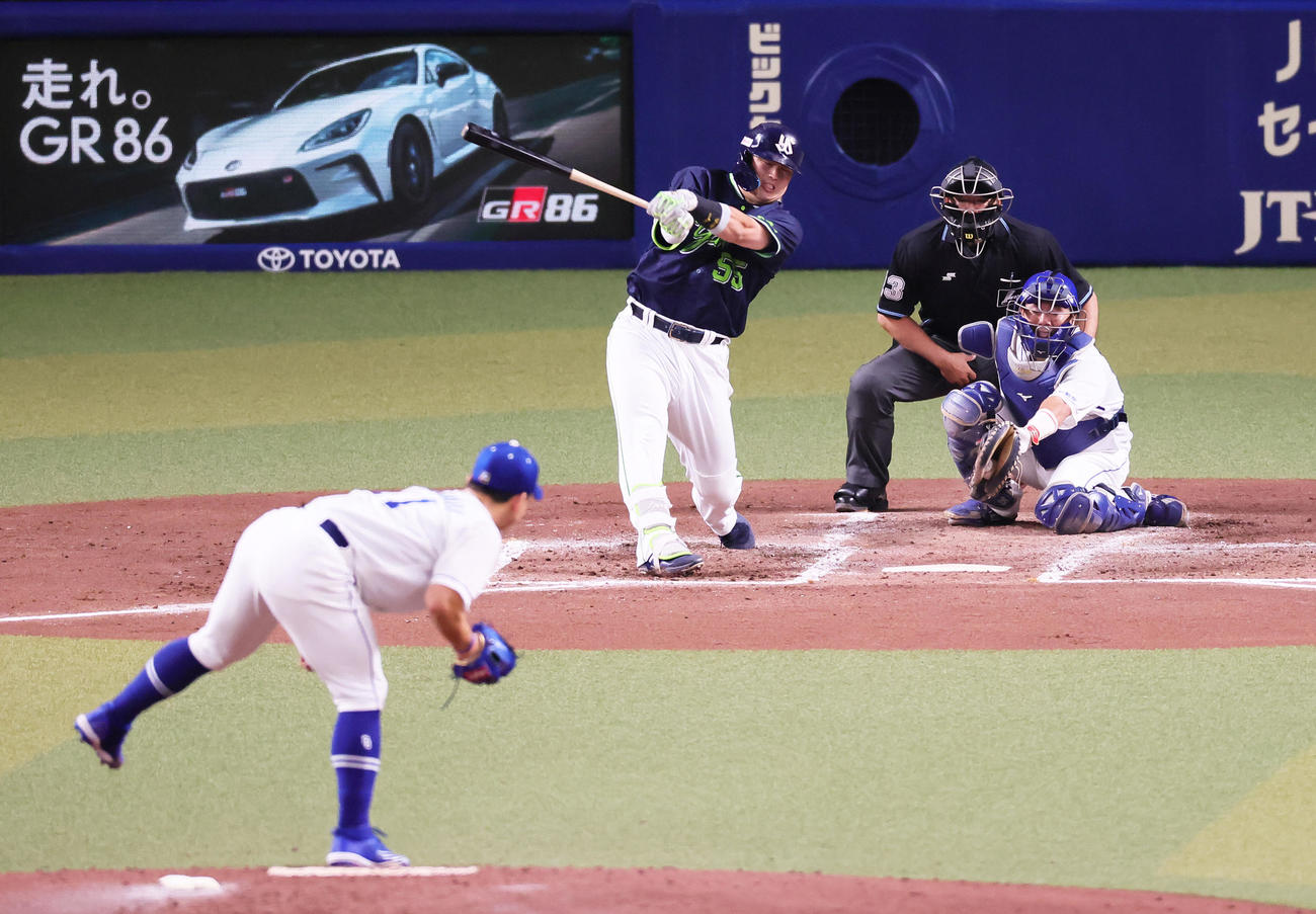 中日対ヤクルト4回表ヤクルト無死、村上は空振り三振に倒れる投手小笠原（撮影・足立雅史）
