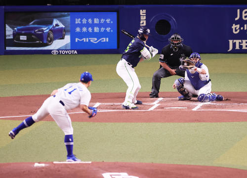 中日対ヤクルト1回表ヤクルト2死三塁、村上は見逃し三振に倒れる。投手小笠原（撮影・足立雅史）