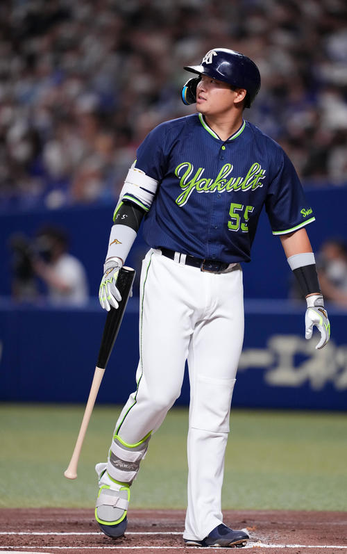 中日対ヤクルト　1回表ヤクルト2死三塁、見逃し三振二倒れる村上（撮影・横山健太）