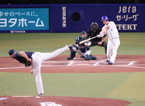 中日対ヤクルト6回裏中日2死三塁、阿部は左前適時打を放つ。投手サイスニード（撮影・足立雅史）