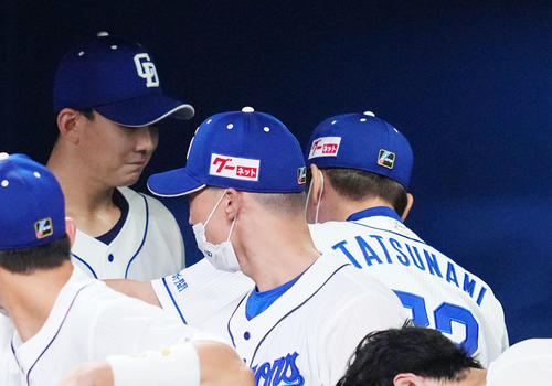 中日対ヤクルト　7回表終了時、中日小笠原（左）に声をかける立浪監督（撮影・横山健太）