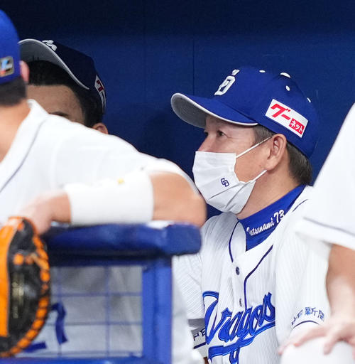 中日対ヤクルト　7回表終了時、中日小笠原（左）に声をかける立浪監督（撮影・横山健太）