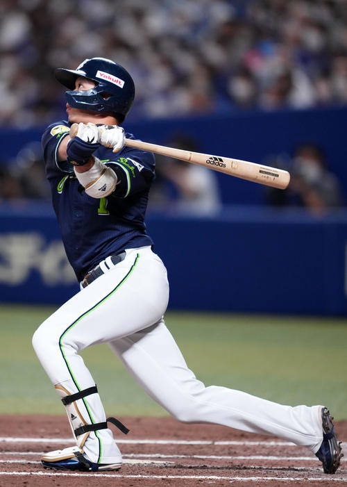 中日対ヤクルト　8回表ヤクルト1死、左中間へ二塁打を放つ山田（撮影・横山健太）