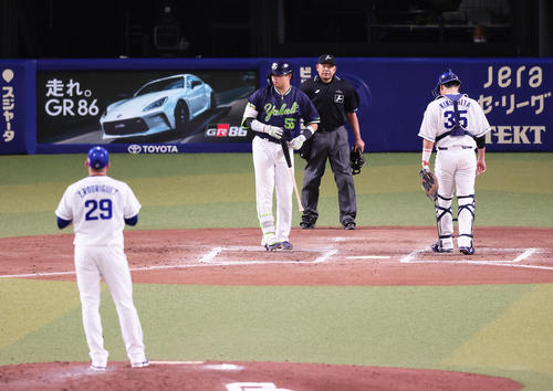 中日対ヤクルト8回表ヤクルト1死二塁、村上は申告敬遠で出塁する。投手ロドリゲス（撮影・足立雅史）