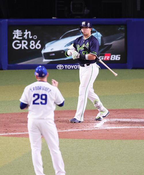 中日対ヤクルト8回表ヤクルト1死二塁、村上は申告敬遠で出塁する。投手ロドリゲス（撮影・足立雅史）