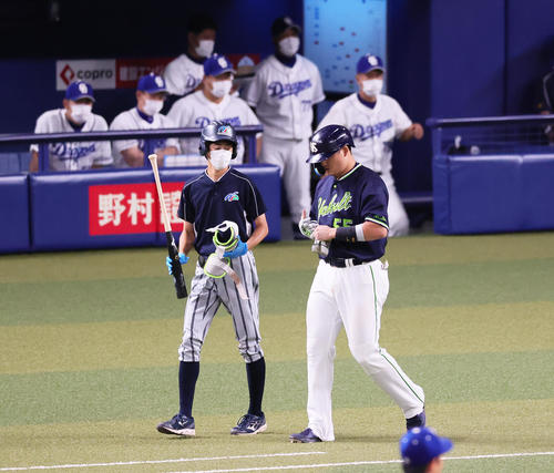 中日対ヤクルト10回表ヤクルト2死二塁、村上は四球で出塁する（撮影・足立雅史）