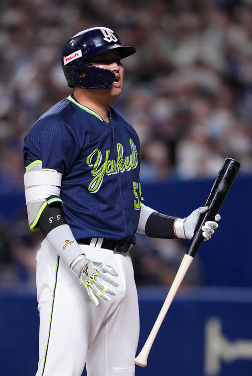 中日対ヤクルト　1回表ヤクルト2死三塁、見逃し三振二倒れる村上（撮影・横山健太）