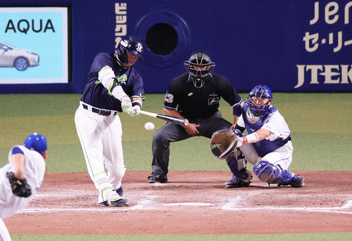 中日対ヤクルト12回表ヤクルト2死、村上は右二塁打を放つ（撮影・足立雅史）