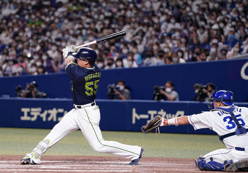 中日対ヤクルト　12回表ヤクルト2死、右翼線へ二塁打を放つ村上（撮影・横山健太）