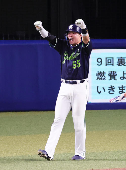 中日対ヤクルト12回表ヤクルト2死満塁、代打川端の中前適時打で生還しガッツポーズする村上（撮影・足立雅史）