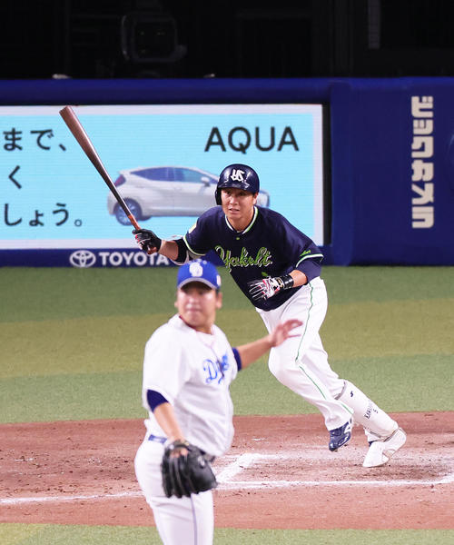 中日対ヤクルト12回表ヤクルト2死満塁、代打川端は中前適時打を放つ。投手福（撮影・足立雅史）