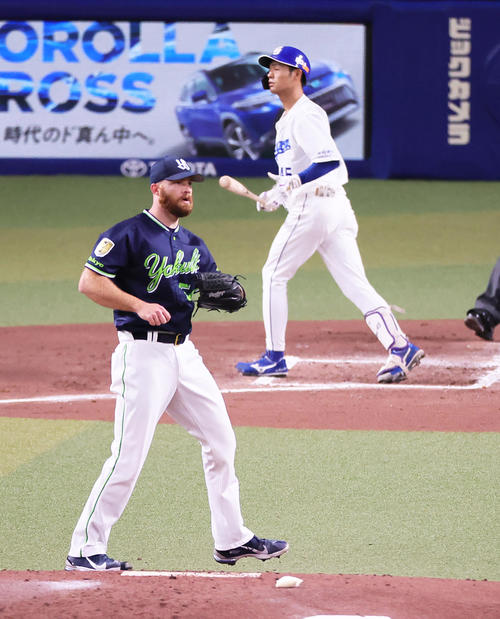 中日対ヤクルト2回裏中日2死、土田（後方）を空振り三振に仕留めたサイスニード（撮影・足立雅史）