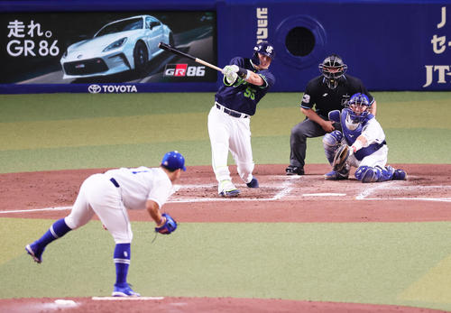 中日対ヤクルト4回表ヤクルト無死、村上は空振り三振に倒れる投手小笠原（撮影・足立雅史）