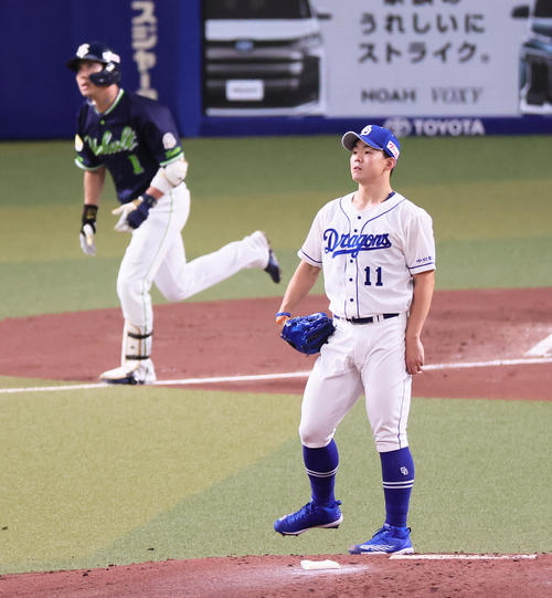 中日対ヤクルト3回表ヤクルト2死、山田（後方）を右飛に仕留めた小笠原（撮影・足立雅史）