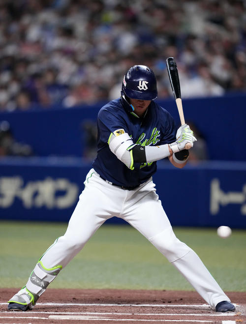 中日対ヤクルト　6回表ヤクルト無死、四球で出塁する村上（撮影・横山健太）