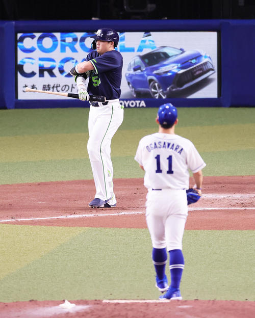 中日対ヤクルト6回表ヤクルト無死、村上（左）は四球で出塁する。投手小笠原（撮影・足立雅史）