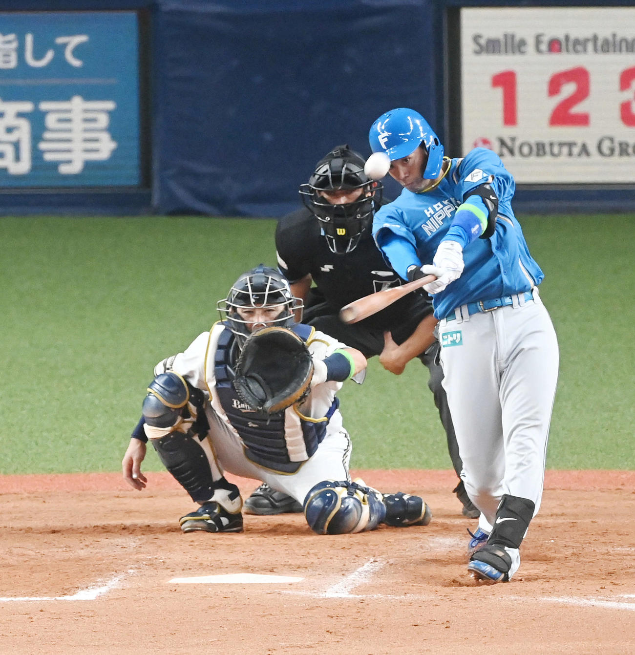 オリックス対日本ハム　8回表日本ハム無死、谷内は左越え本塁打を放つ（撮影・前岡正明）