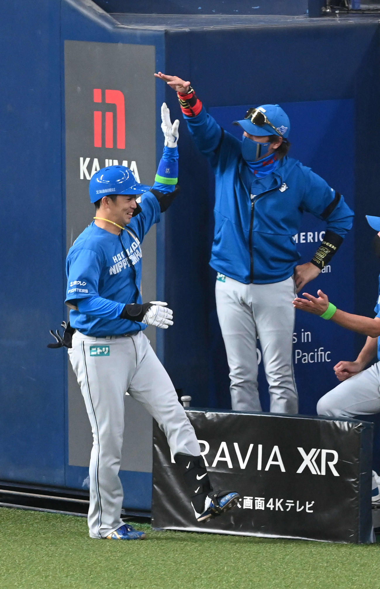 オリックス対日本ハム　8回表日本ハム無死、左越え本塁打を放った谷内（左）を迎える新庄監督（撮影・前岡正明）
