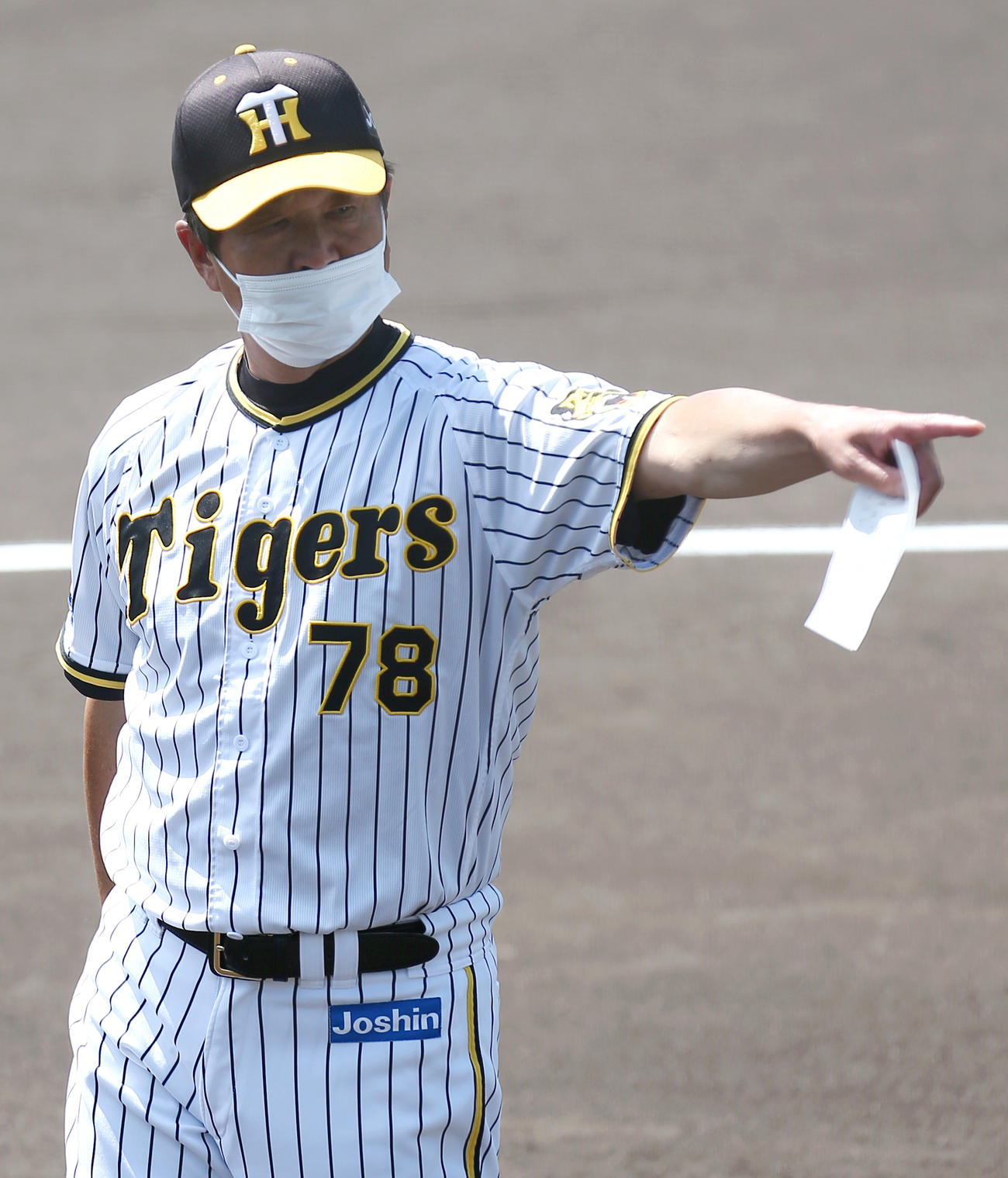 ウエスタン・リーグ　阪神対ソフトバンク　試合前、オーダー交換し、ベンチへ戻る阪神平田2軍監督（撮影・上山淳一）