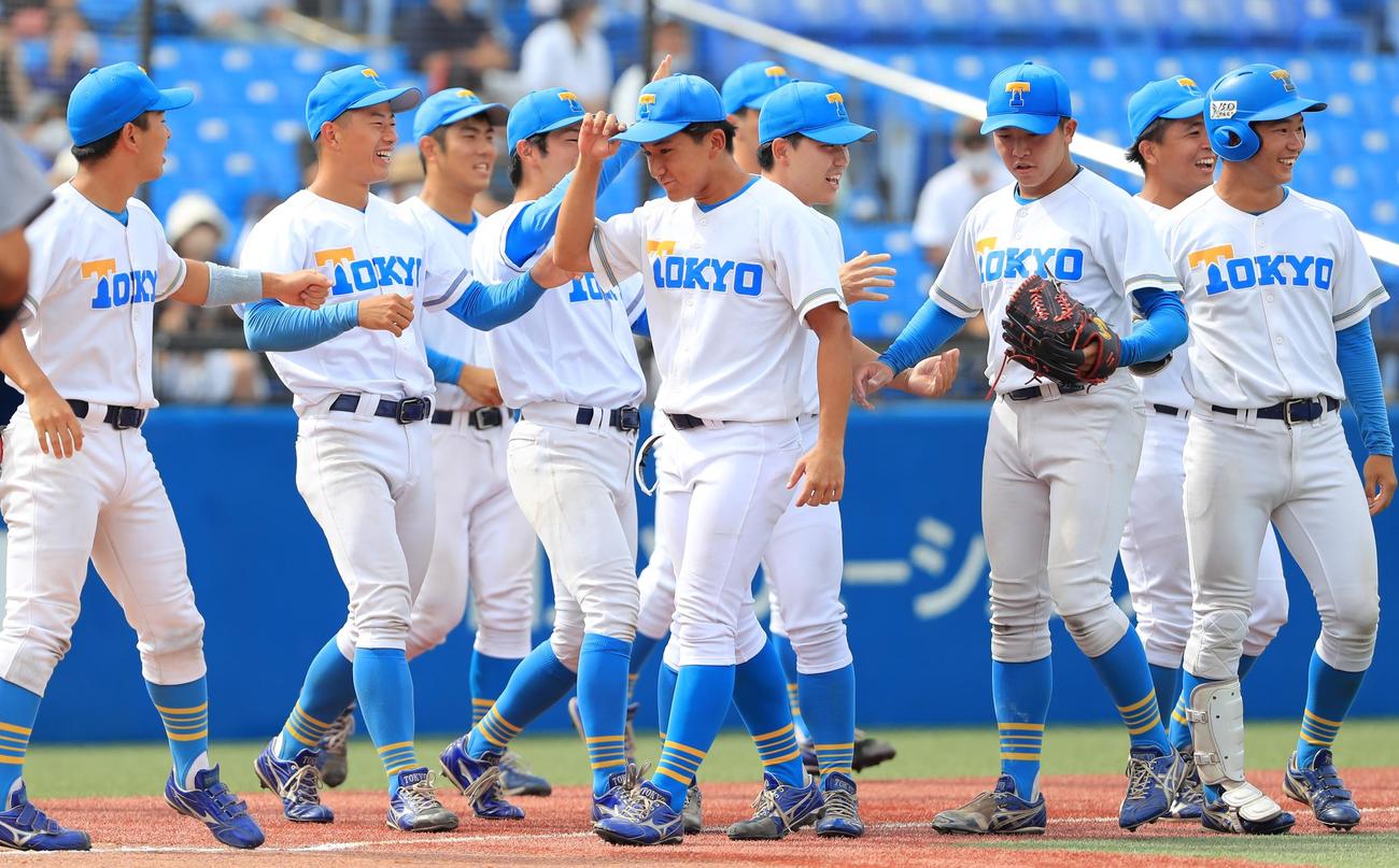慶大に勝利し、喜ぶ東大ナイン（撮影・星夏穂）